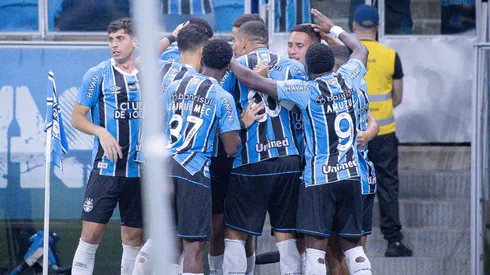 Atletas do Grêmio comemoram gol diante do Atlético Mineiro
