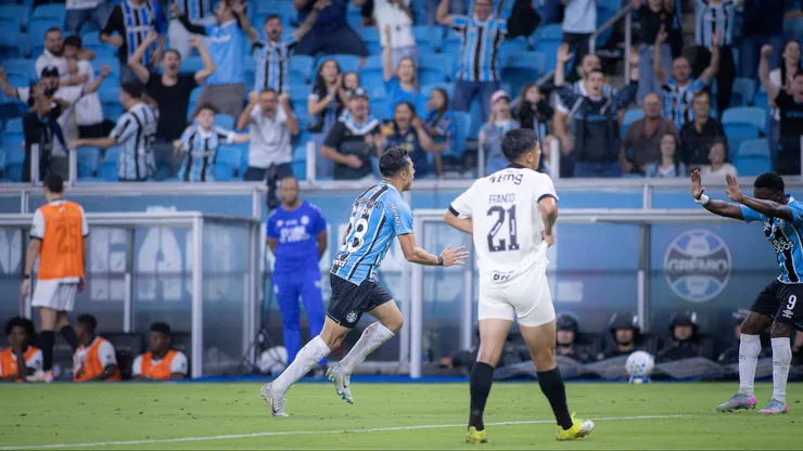 RS - PORTO ALEGRE - 25/02/2026 - BRASILEIRO A 2026, GREMIO X ATLETICO-MG - Marlon jogador do Gremio comemora seu gol durante partida contra o Atletico-MG no estadio Arena do Gremio pelo campeonato Brasileiro A 2026. Foto: Maxi Franzoi/AGIF