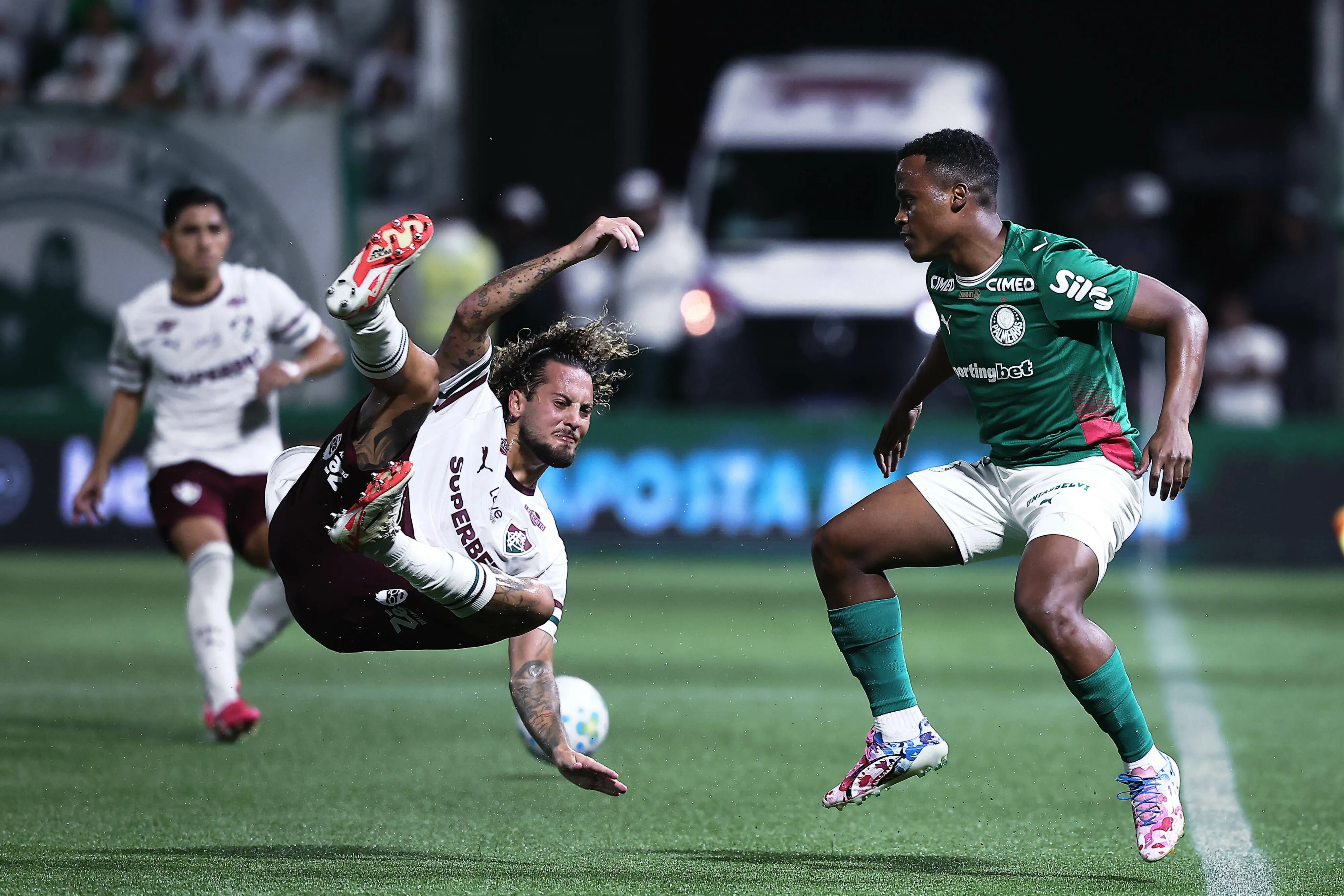 Jhon Arias levou primeiro cartão amarelo pelo Palmeiras após falta dura em Guga – Foto: Ettore Chiereguini/AGIF