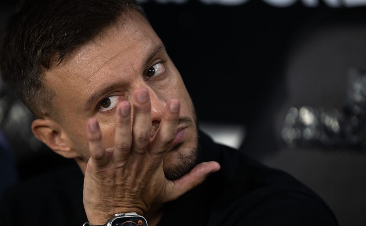 Anselmi se defende de críticas por defesa no Botafogo, mas contesta: “Defendemos com linha de 4”