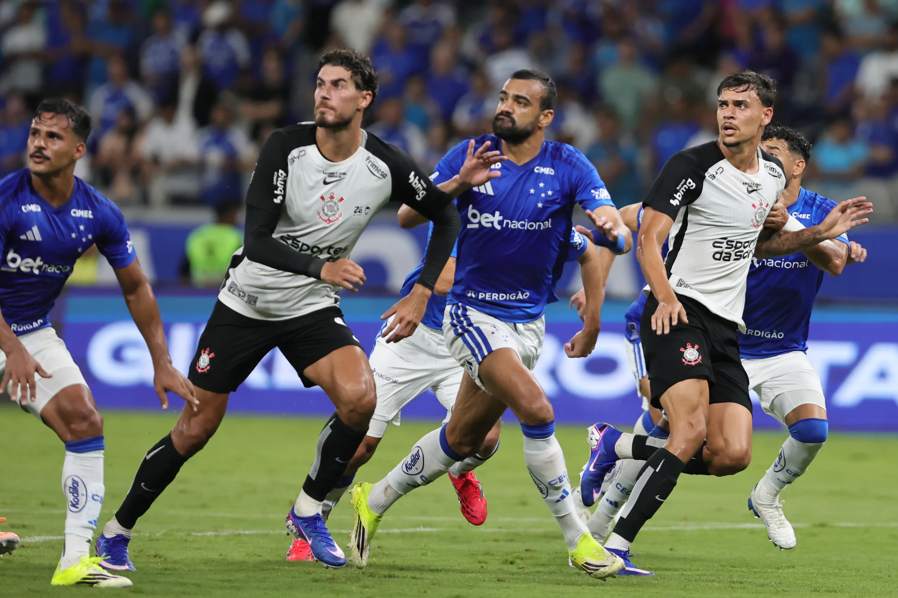 Cruzeiro cede empate ao Corinthians no fim do jogo. Foto: Gilson Lobo/AGIF