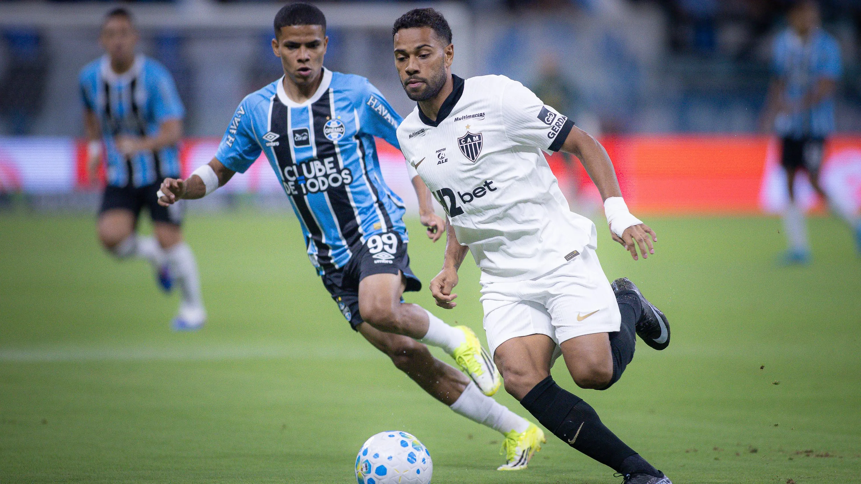 Renan Lodi em ação no duelo contra o Grêmio – Foto: Maxi Franzoi/AGIF