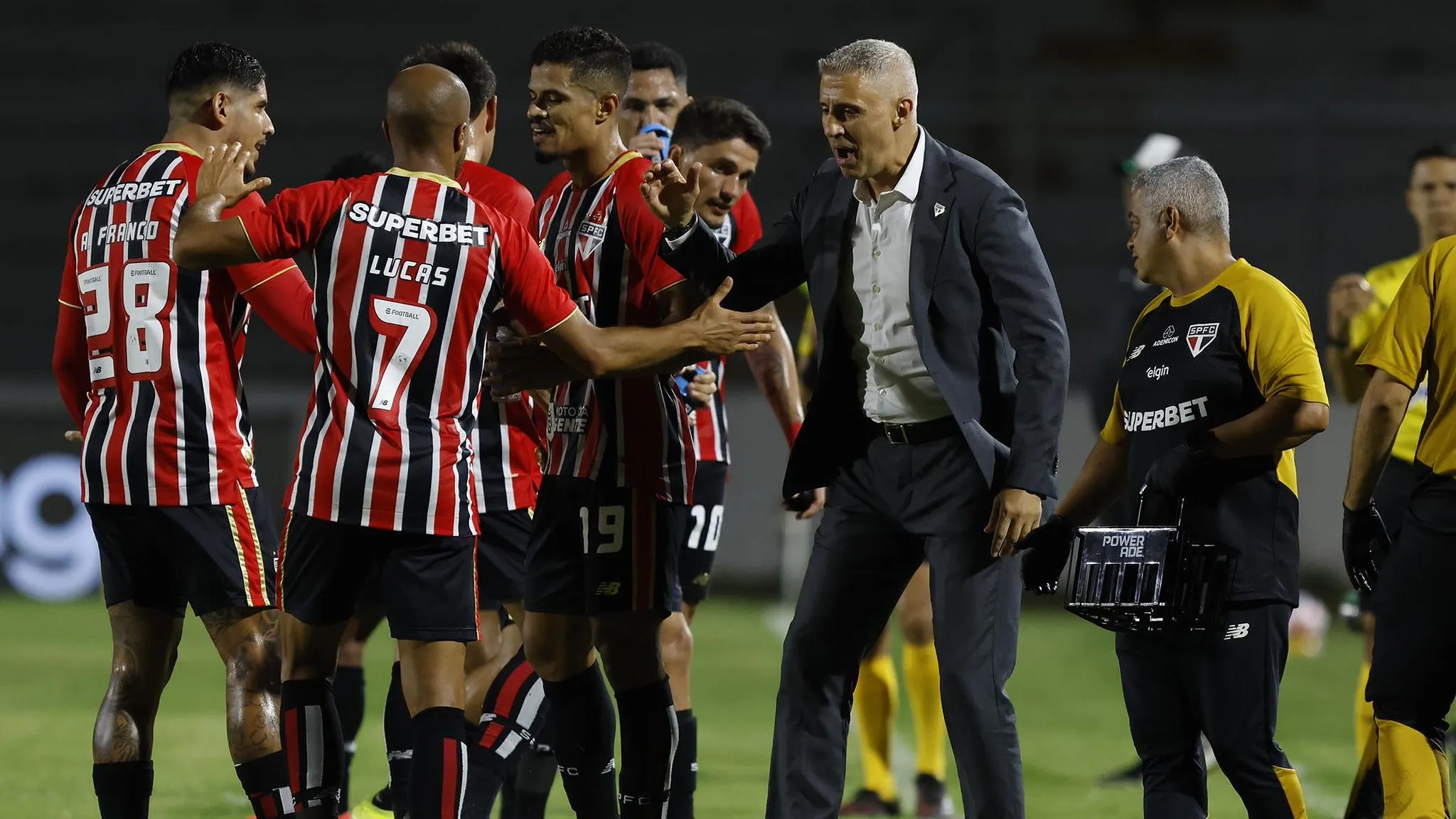 Elenco do São Paulo durante partida pelo Brasileiro – Crédito: Rubens Chiri / São Paulo FC