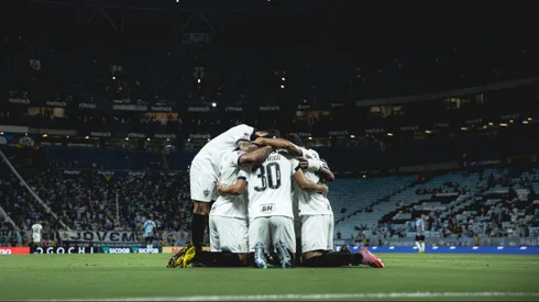Jogadores do Galo comemorando o gol de Victor Hugo