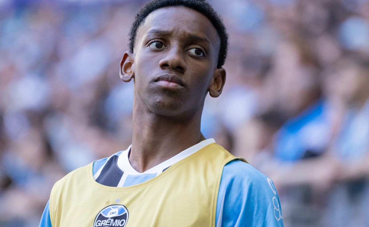 Luís Castro alerta sobre situação de Gabriel Mec, mas não descarta titularidade no GreNal