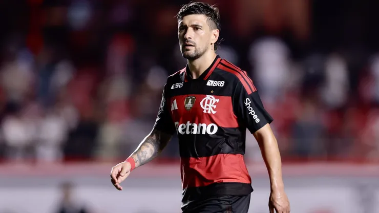 Arrascaeta com a camisa do Flamengo.