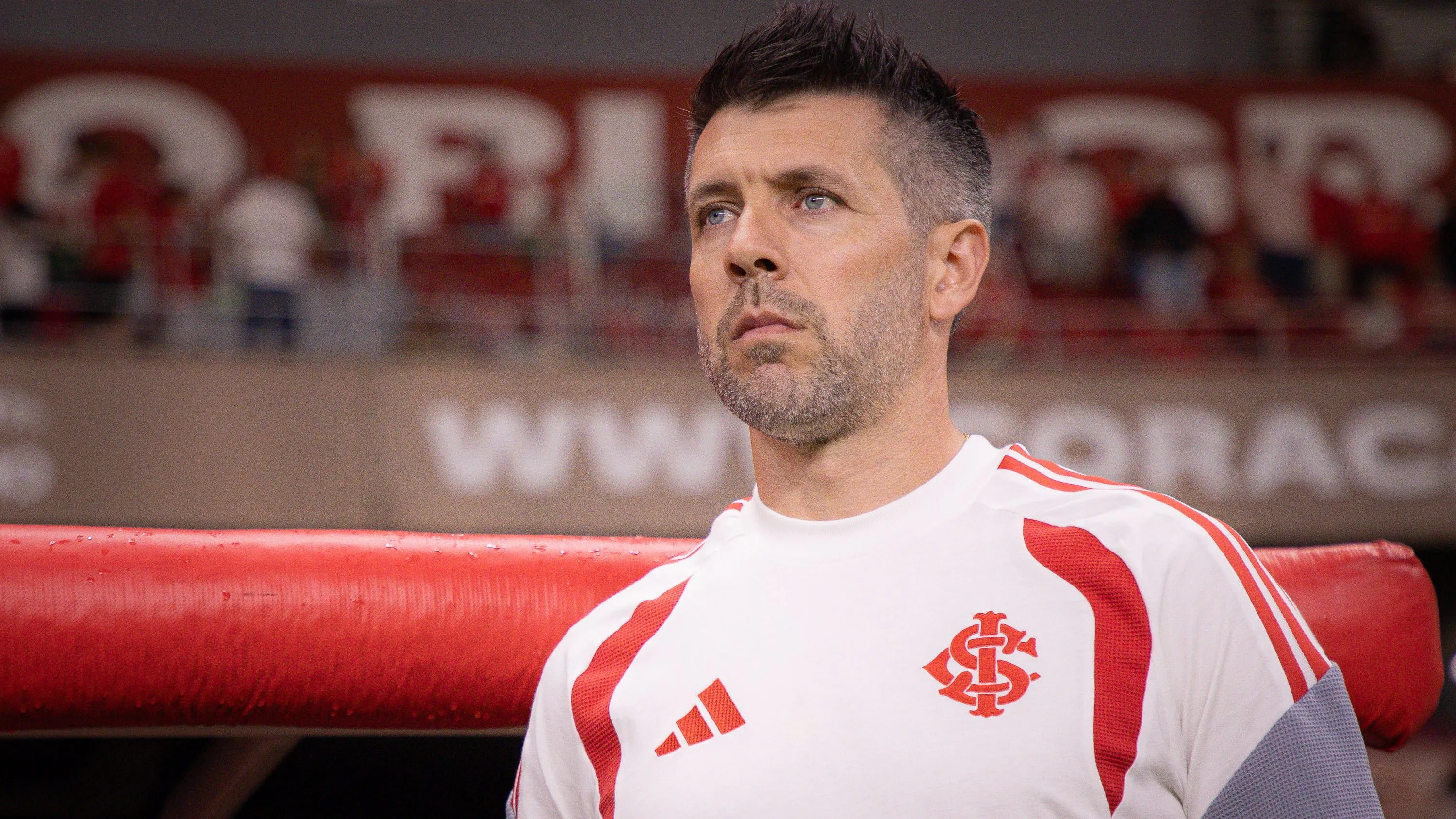 Pezzolano também deu detalhes sobre a escalação para o GreNal – Foto: Maxi Franzoi/AGIF