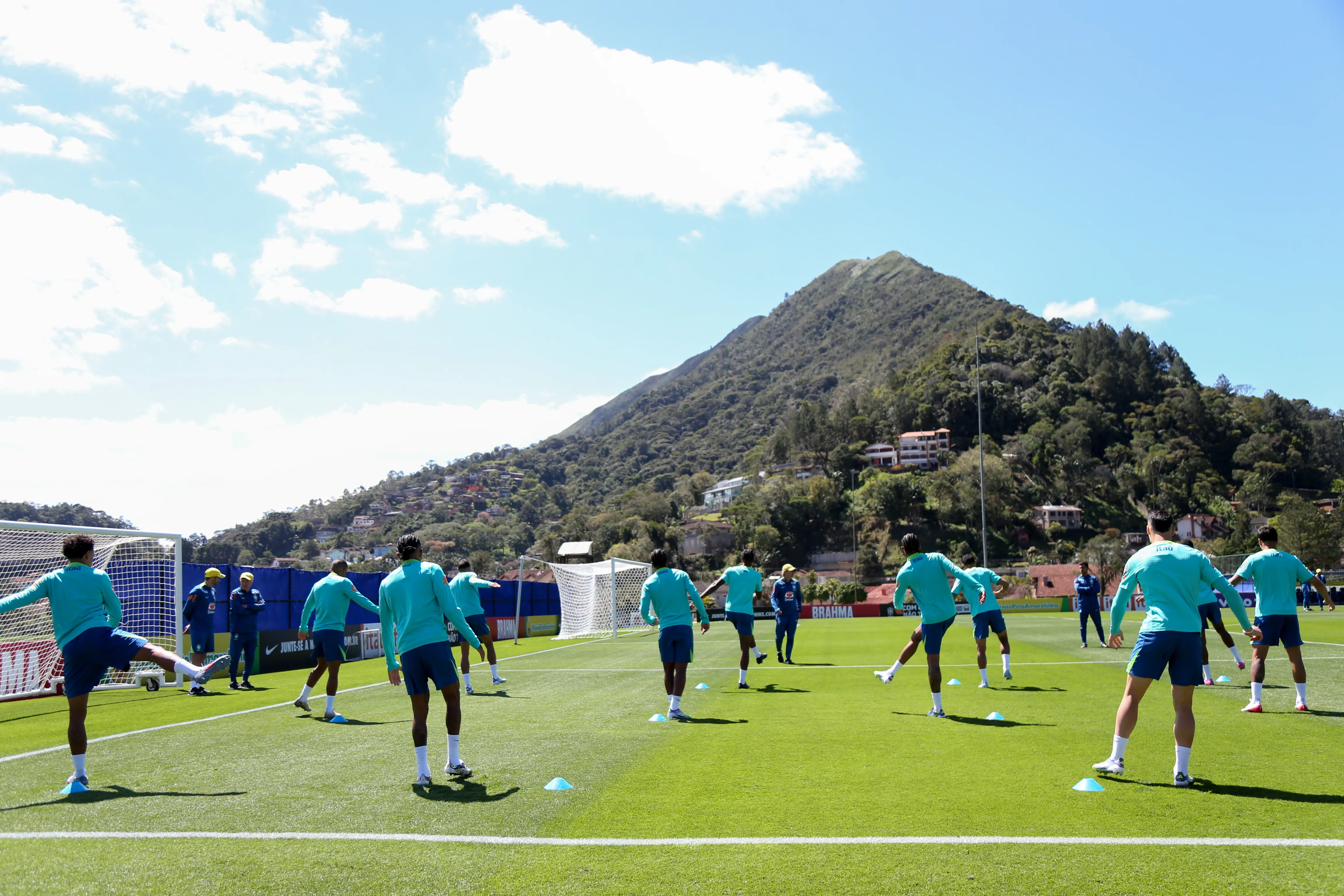 Jogadores da Selecao Brasileira durante treino na Granja Comary em Teresopolis (RJ). A equipe se prepara para enfrentar o Chile pelas Eliminatorias da Copa do Mundo 2016. Foto: Marlon Costa/AGIF