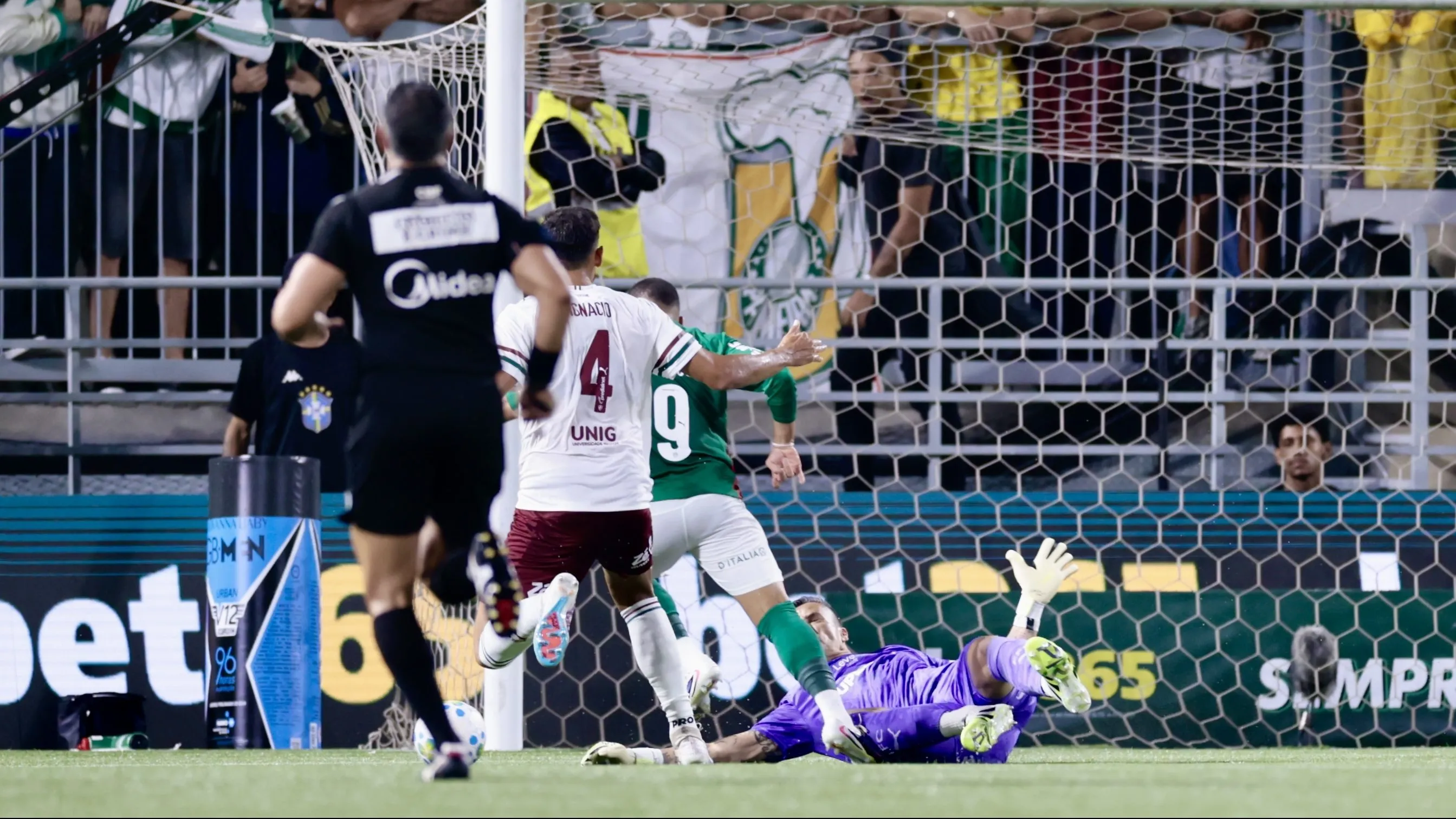 Árbitro estava bem posicionado - Foto: Marcello Zambrana/AGIF.