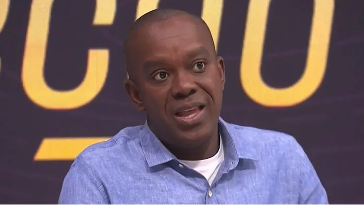 PC de Oliveira diz que Vitor Roque foi derrubado.