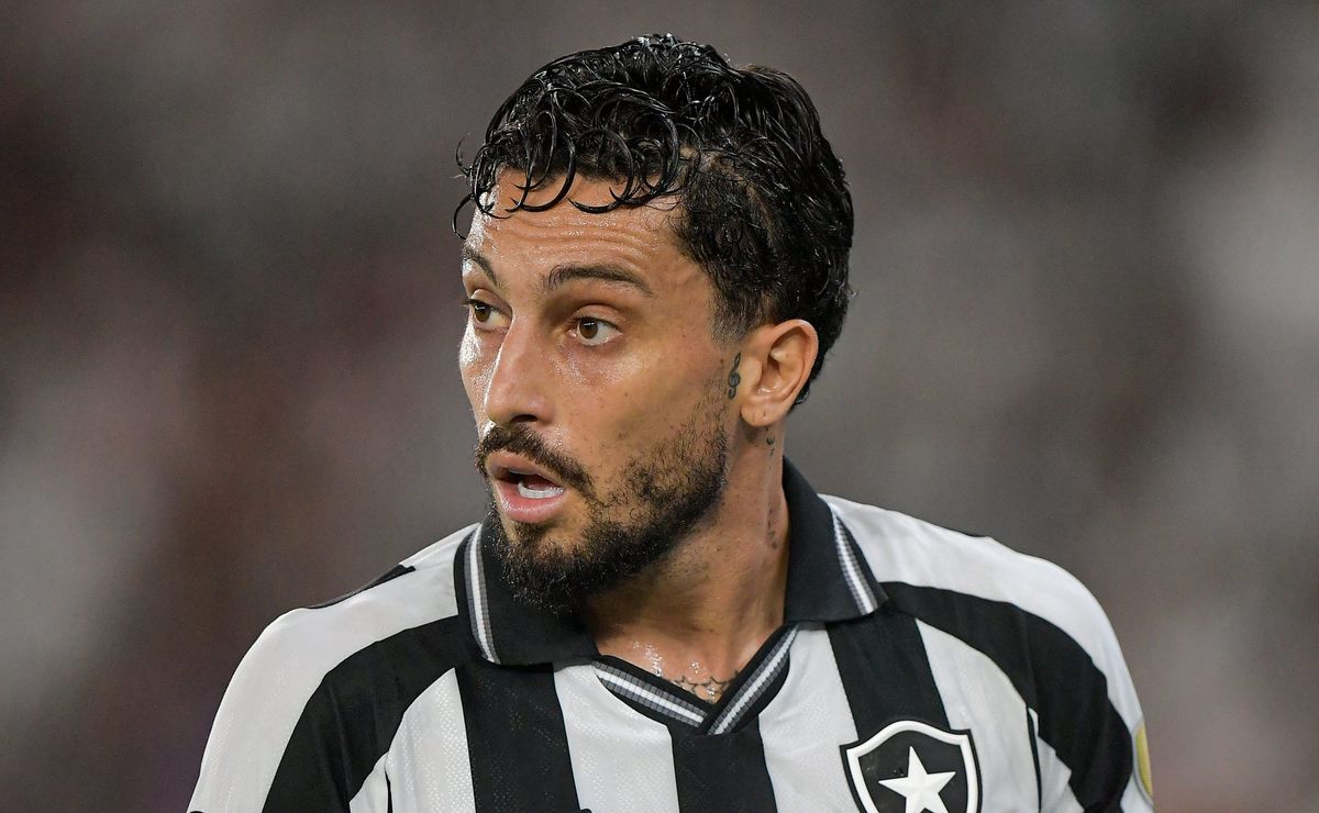 Alex Telles analisa classificação do Botafogo na Libertadores e nova função com Martín Anselmi