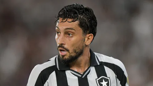 Alex Telles durante a vitória do Glorioso