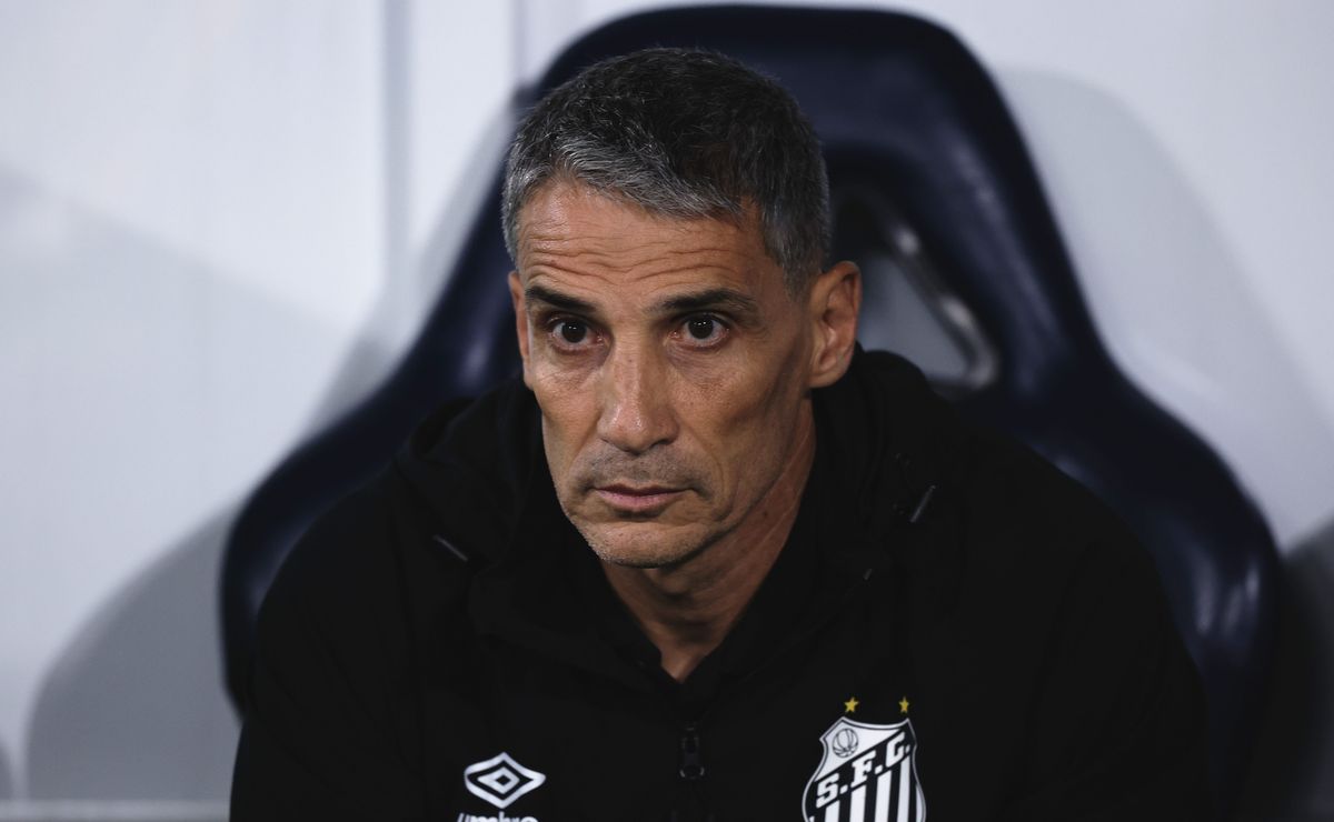 Santos demite Vojvoda após derrota, acerta saída e vai pagar multa de R$ 12 milhões parcelada