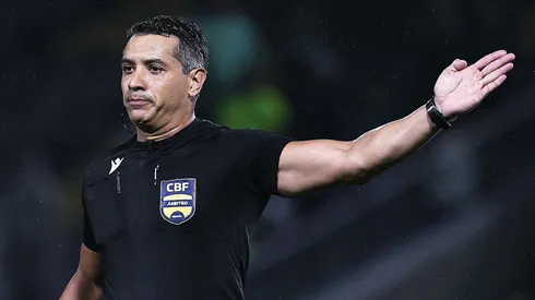 Árbitro foi criticado pelo Fluminense.