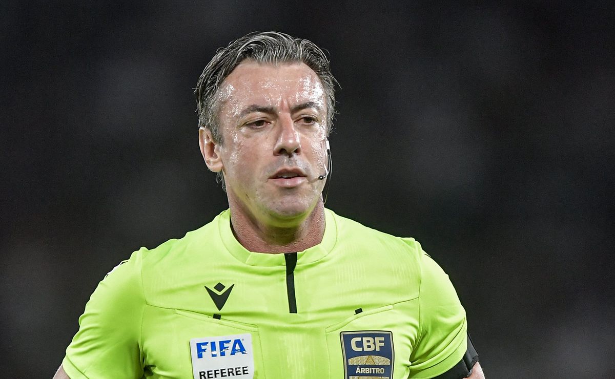 Torcedores do Atlético-MG se irritam com expulsão de Natanael e Claus é criticado, além do VAR