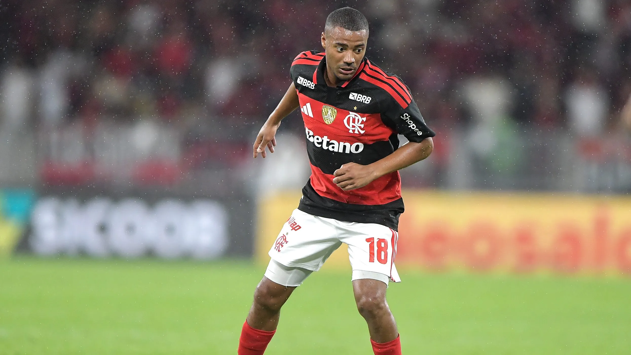 De la Cruz jogador do Flamengo durante partida contra o Internacional no estadio Maracana pelo campeonato Brasileiro A 2026. Foto: Thiago Ribeiro/AGIF