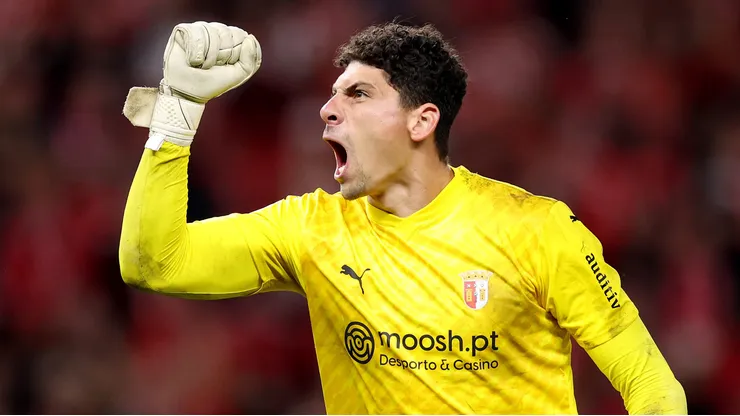 Goleiro esteve na mira do Grêmio - Foto: Maja Hitij/Getty Images.
