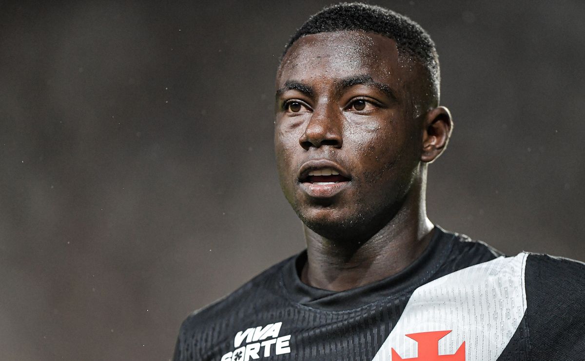 Vasco pode fazer mudança na escalação com Hinestroza como titular no lugar de Nuno Moreira contra o Santos