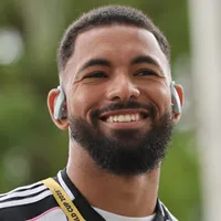 Douglas Luiz topa voltar ao Brasil e jogar no Vasco
