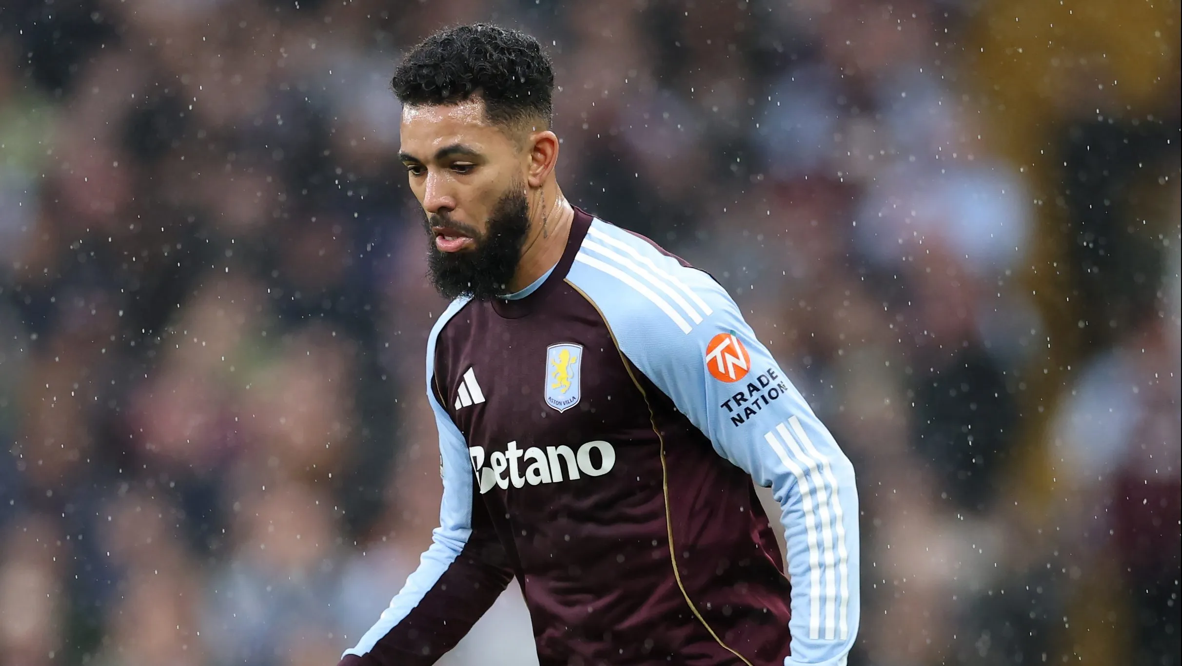 Douglas Luiz está no Aston Villa - (Photo by Michael Regan/Getty Images).