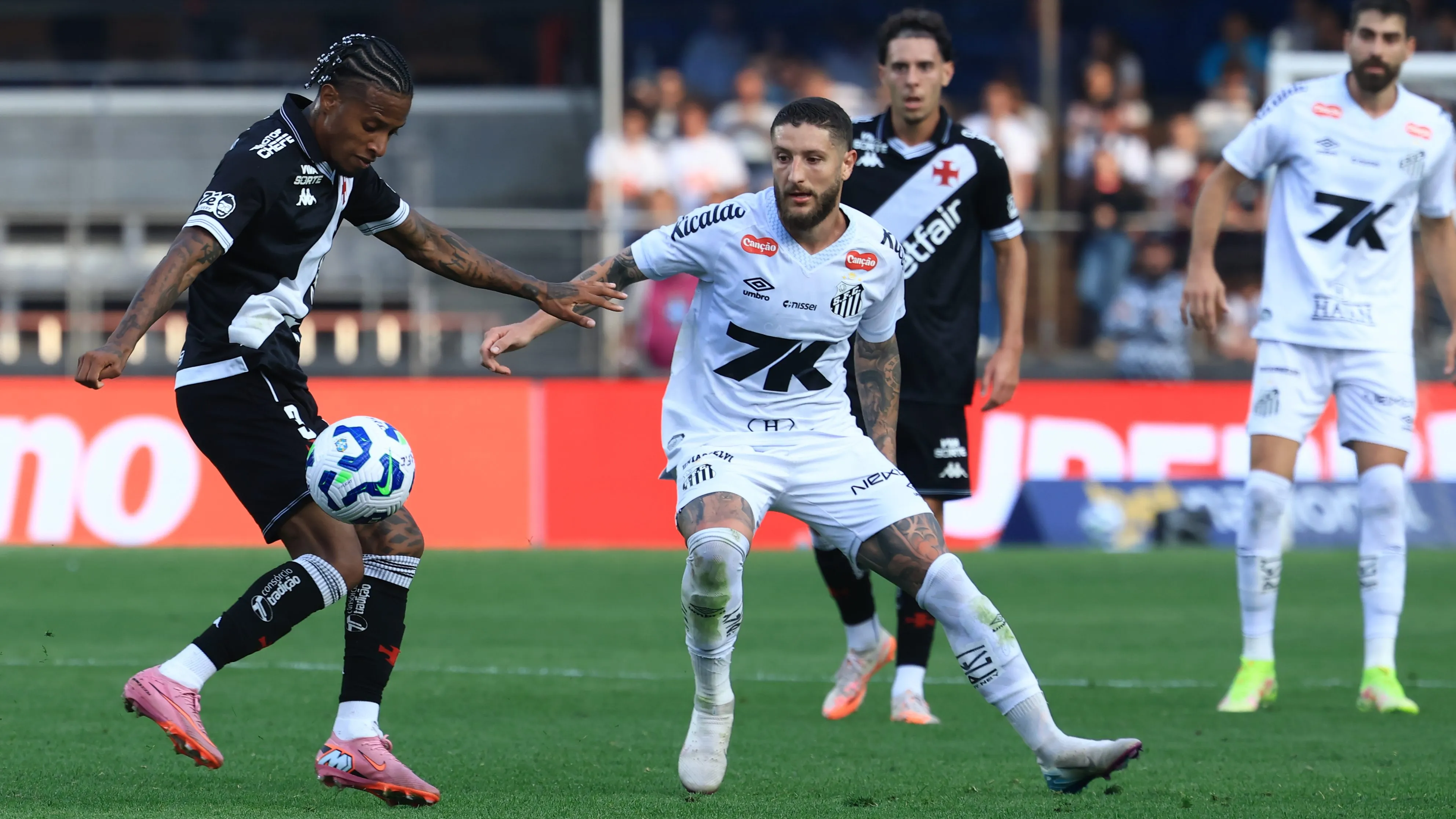 Zé Rafael, jogador do Santos disputa lance com Tche Tche jogador do Vasco durante partida no estadio Morumbi pelo campeonato Brasileiro A 2025. Foto: Marcello Zambrana/AGIF