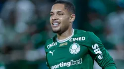 Vitor Roque sofreu pênalti que foi alvo de reclamações.