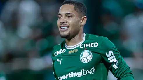 Vitor Roque sofreu pênalti que foi alvo de reclamações.