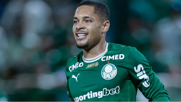 Vitor Roque sofreu pênalti que foi alvo de reclamações.