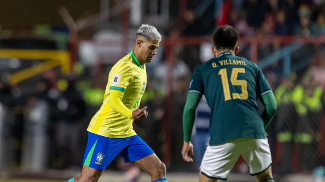 Foto: Paulo De Tarso/AGIF – Lesão de Bruno Guimarães abre brecha para novos testes na Seleção Brasileira.
