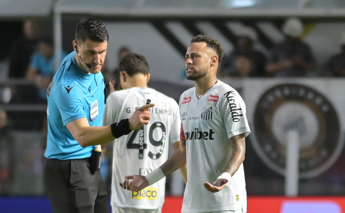 Santos reclama de Rafael Klein não expulsar Thiago Mendes por faltas em Neymar