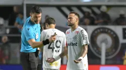 Neymar e Rafael Klein durante Santos x Vasco