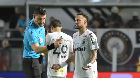 Neymar e Rafael Klein durante Santos x Vasco