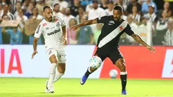 SP - SANTOS - 26/02/2026 - BRASILEIRO A 2026, SANTOS X VASCO - Moises jogador do Santos disputa lance com Andres Gomez jogador do Vasco durante partida no estadio Vila Belmiro pelo campeonato Brasileiro A 2026. Foto: Mauricio De Souza/AGIF