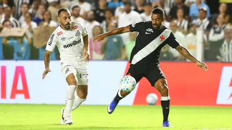 SP - SANTOS - 26/02/2026 - BRASILEIRO A 2026, SANTOS X VASCO - Moises jogador do Santos disputa lance com Andres Gomez jogador do Vasco durante partida no estadio Vila Belmiro pelo campeonato Brasileiro A 2026. Foto: Mauricio De Souza/AGIF