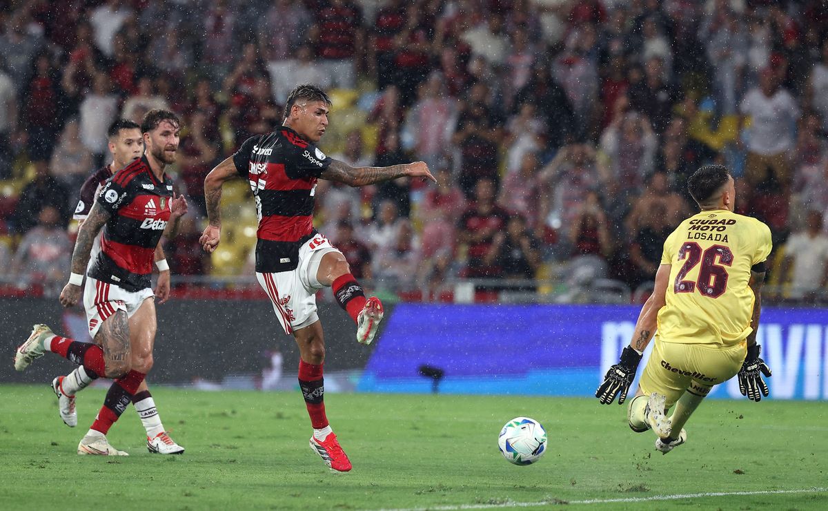 Carrascal para em Losada em Flamengo x Lanús na Recopa Sul-Americana desperdiçando chance clara
