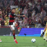 Carrascal para em Losada em Flamengo x Lanús