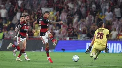 Carrascal e Losada em Flamengo x Lanús na final da Recopa Sul-Americana - Foto: Wagner Meier/Getty Images