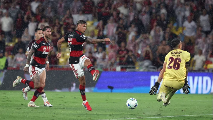 Carrascal e Losada em Flamengo x Lanús na final da Recopa Sul-Americana - Foto: Wagner Meier/Getty Images