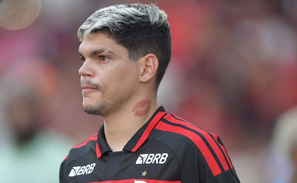 Torcida do Flamengo se enfurece com atitude de Ayrton Lucas em gol do Lanús: “Nunca entregou nada”