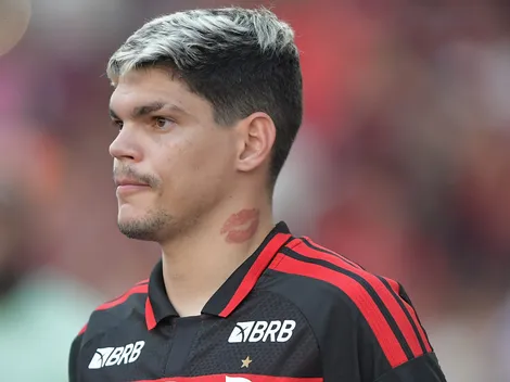 Torcida do Flamengo se enfurece com falha de Ayrton Lucas em gol do Lanús
