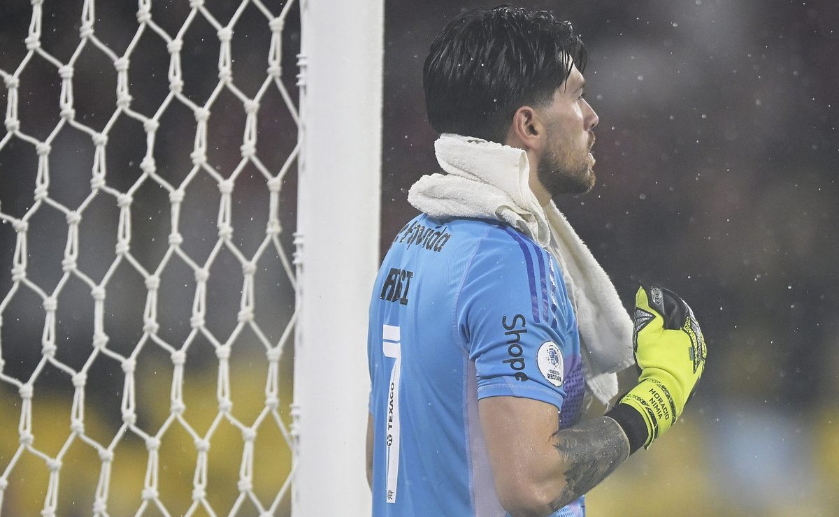 Rossi é vilão após falha bizarra em título do Lanús diante do Flamengo em pleno o Maracanã