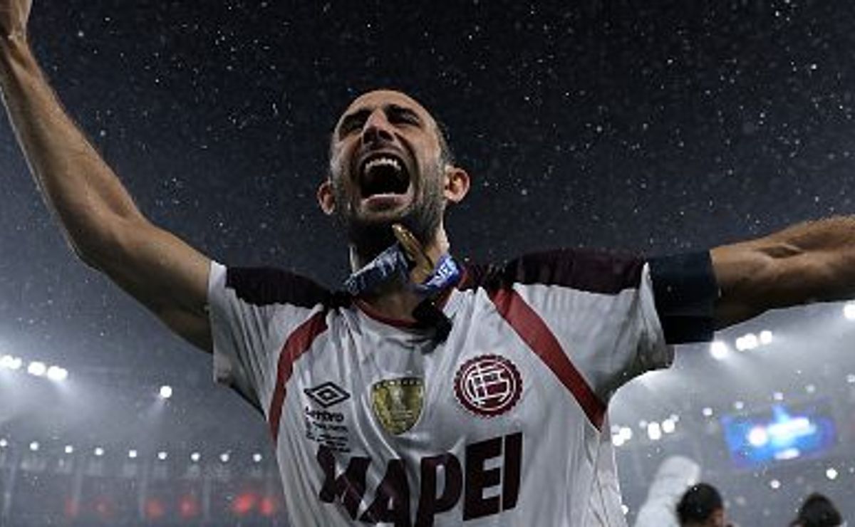 Carlos Izquierdoz desabafa após vencer o Flamengo e celebra título do Lanús: “Ficará na memória”