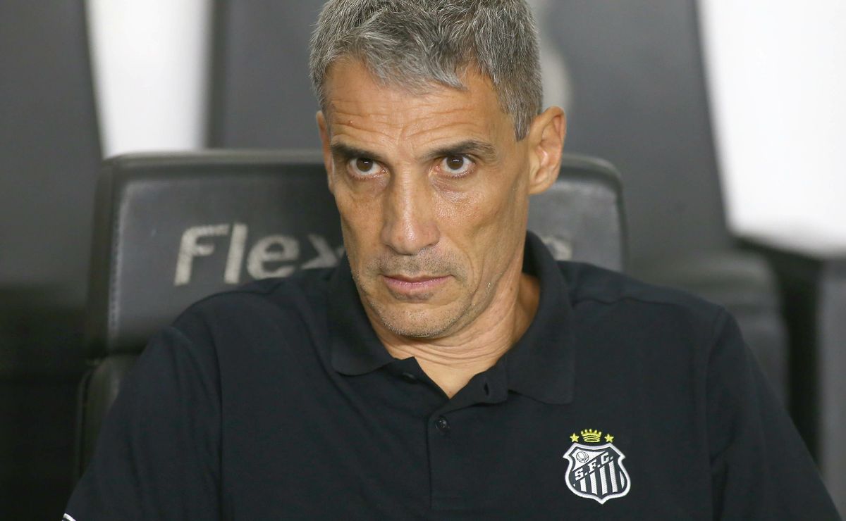 Vojvoda desabafa sobre pressão no Santos e detalha trabalho para blindar elenco: “eu preciso controlar tudo”