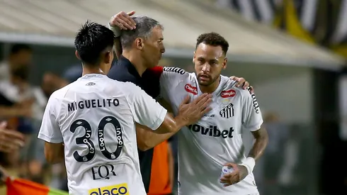 Neymar comemora um de seus gols contra o Vasco junto a Vojvoda - Foto: Mauricio De Souza/AGIF