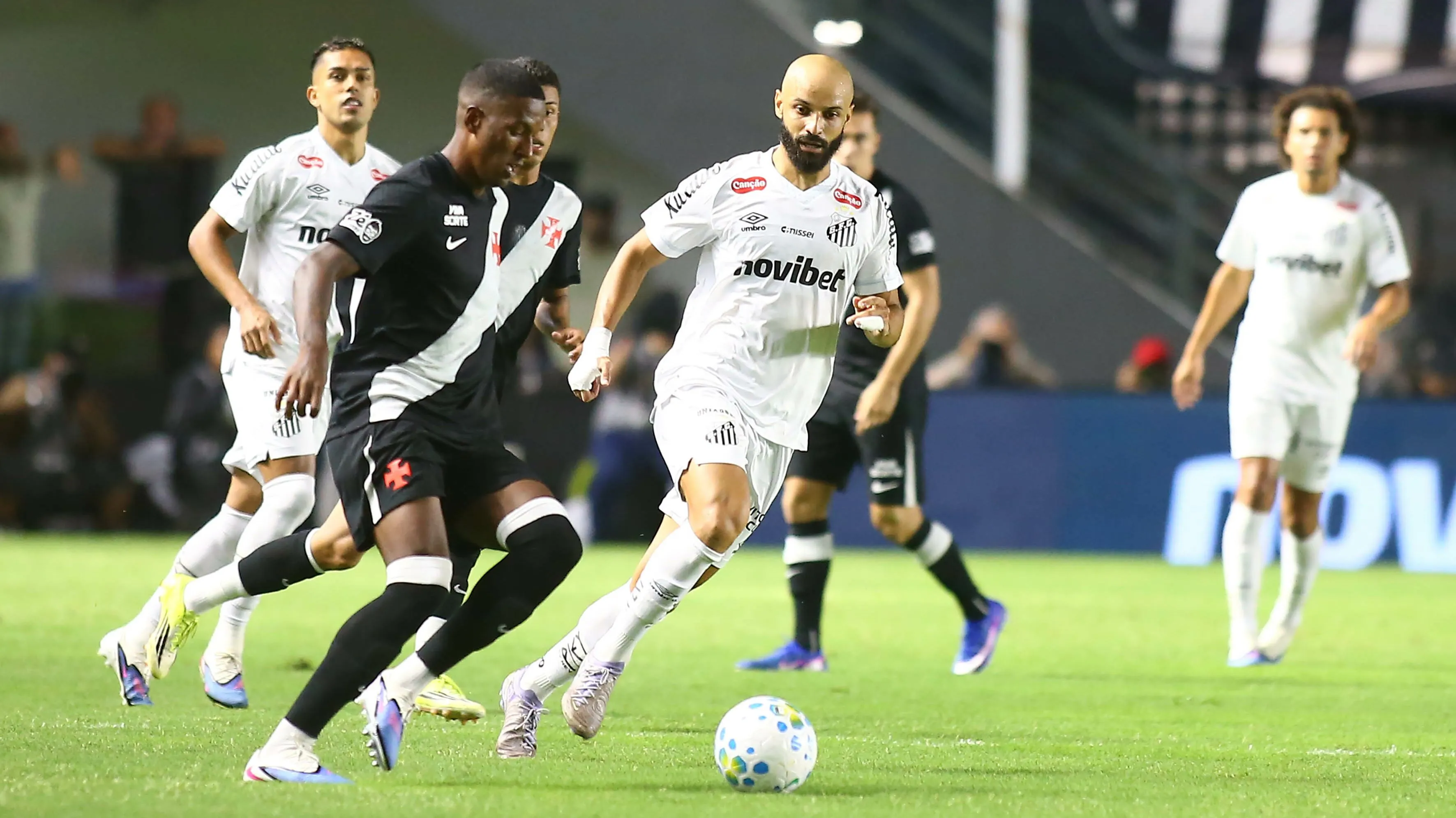 Thiago Mendes em ação durante duelo contra o Santos – Foto: Mauricio De Souza/AGIF