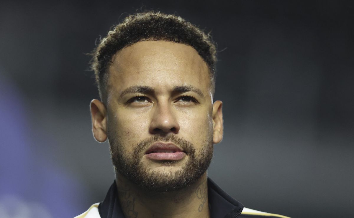 Neymar agita vestiário do Santos, chama a responsabilidade nos bastidores e está com o treinador Vojvoda