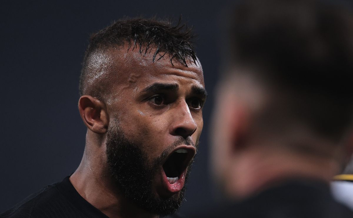 Alex Santana não tem chance de ser reintegrado e Corinthians aguarda ofertas pelo volante