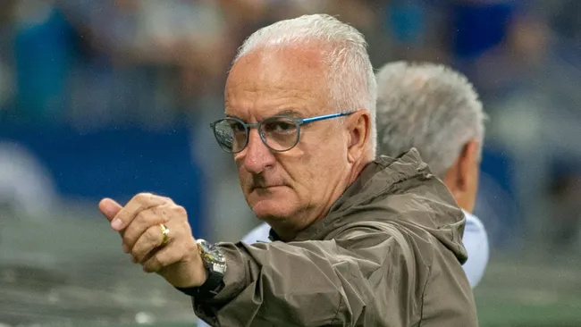 Foto: Fernando Moreno/AGIF – Dorival descarta retorno do meio-campista ao elenco principal.