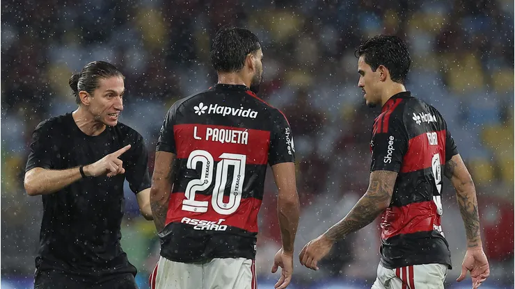 Filipe Luís e os jogadores estão pressionados - Foto: Wagner Meier/Getty Images