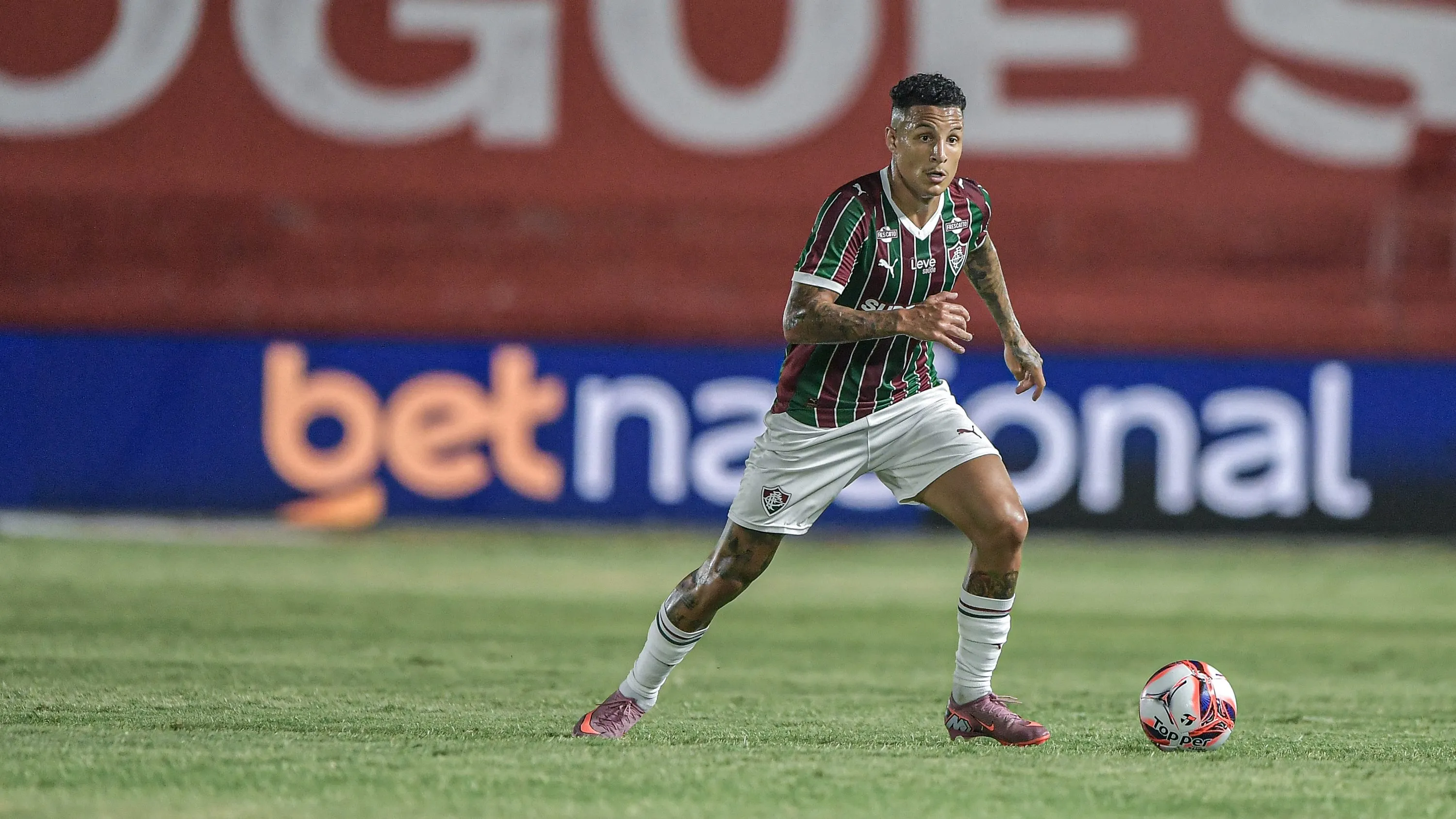 Guilherme Arana jogador do Fluminense durante partida contra o Madureira no estadio Luso Brasileiro pelo campeonato Carioca 2026. Foto: Thiago Ribeiro/AGIF
